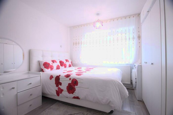2 Bedroom Flat To Rent In Cunningham Avenue, Enfield, EN3