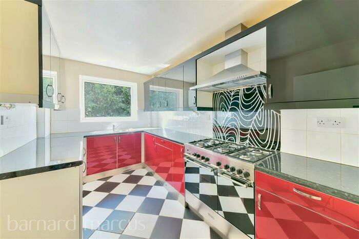 2 Bedroom Flat To Rent In Reddington Close, South Croydon, CR2