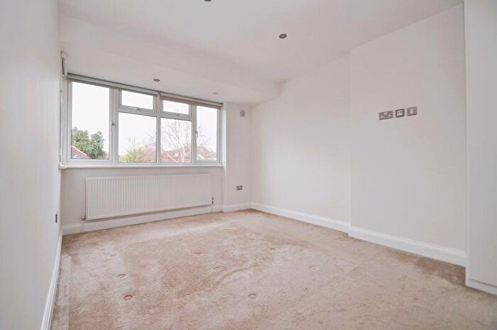 5 Bedroom Semi-Detached House To Rent In Beechcroft Avenue, New Malden, KT3