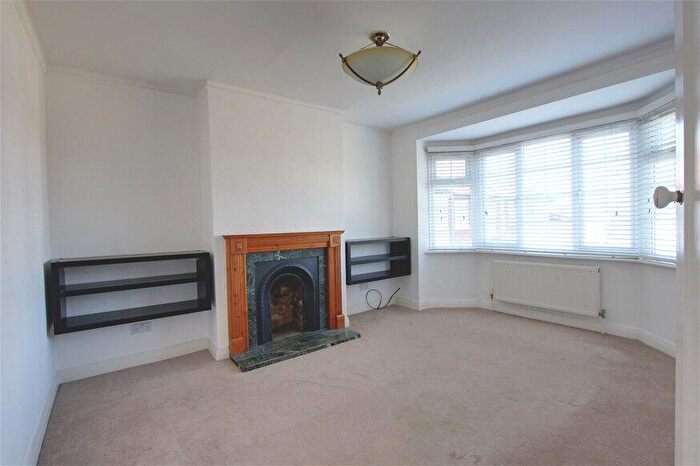 2 Bedroom Flat To Rent In Grange View Road, Whestone, N20