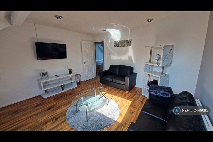 4 Bedroom Flat To Rent In Polygon Road, Manchester, M8