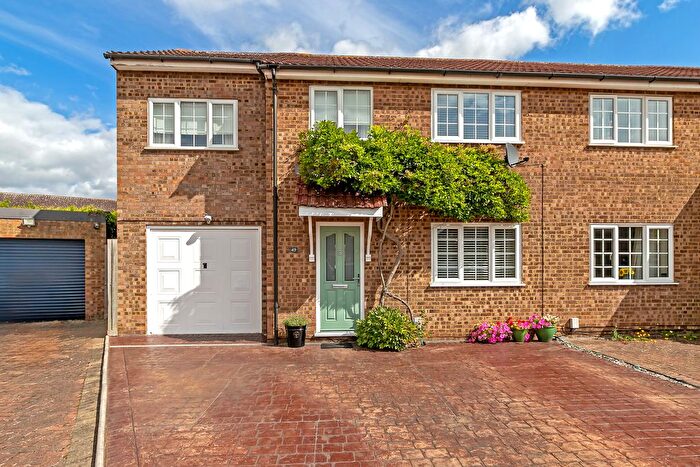 4 Bedroom Semi-detached House For Sale In Windermere Drive, Biggleswade, SG18