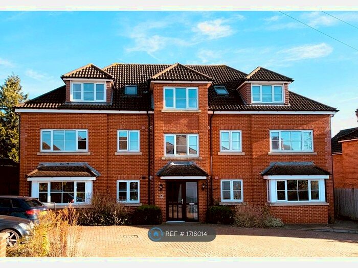 2 Bedroom Flat To Rent In Worplesdon Court, Guildford, GU2