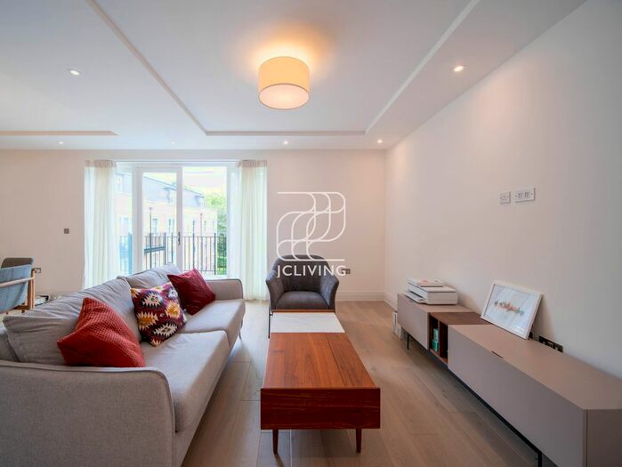 2 Bedroom Flat To Rent In Henrietta House, London, SW20