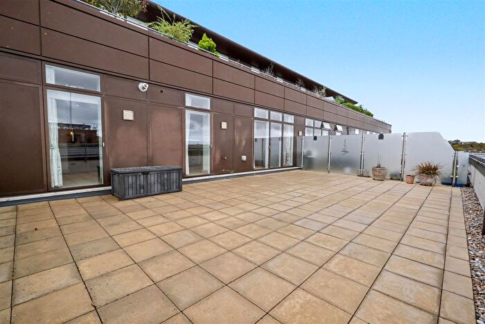 2 Bedroom Flat For Sale In Maumbury Gardens, Dorchester, DT1