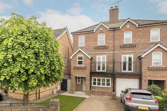 5 Bedroom Semi-Detached House To Rent In Gander Green Crescent, Hampton, TW12