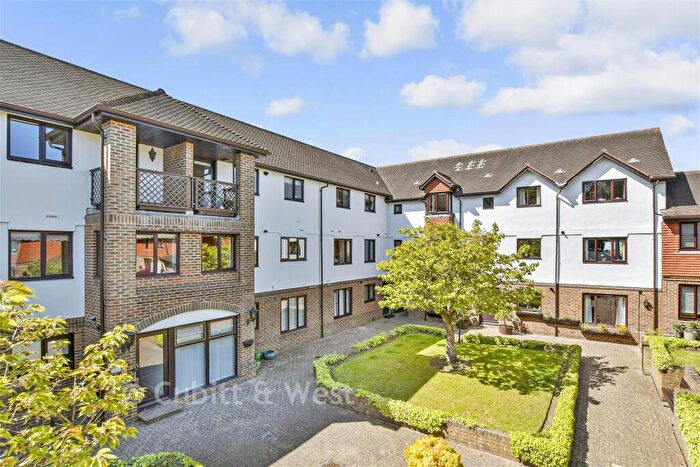2 Bedroom Flat For Sale In The Avenue, Tadworth, Surrey, KT20