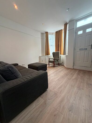 3 Bedroom Terraced House To Rent In Russell Street, Luton, LU1