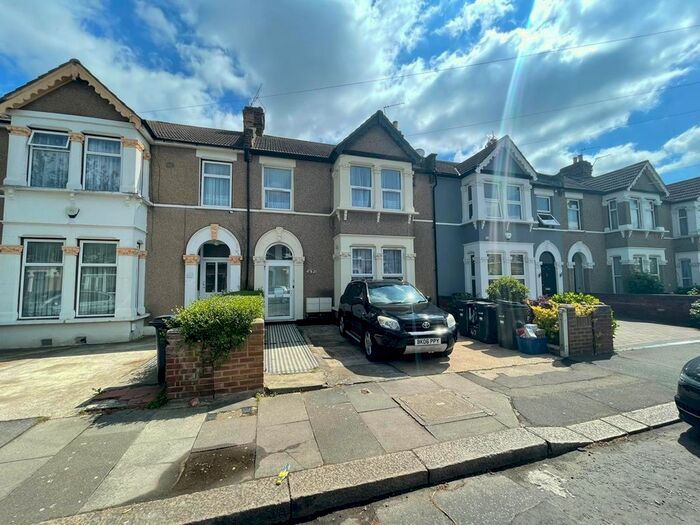 2 Bedroom Flat To Rent In Airthrie Road, Goodmayes, Ilford, IG3