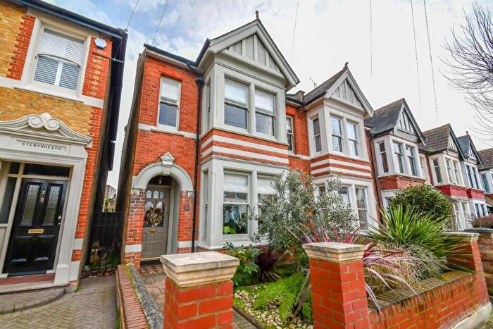 4 Bedroom End Of Terrace House For Sale In Avenue Terrace, Westcliff-On-Sea, SS0