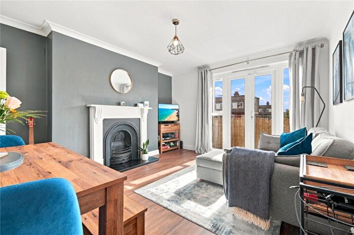 2 Bedroom Apartment For Sale In Queensbridge Road, London, E2
