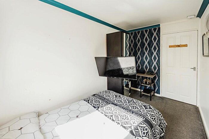 3 Bedroom End Of Terrace House For Sale In Dudley Crescent, Halifax, HX2