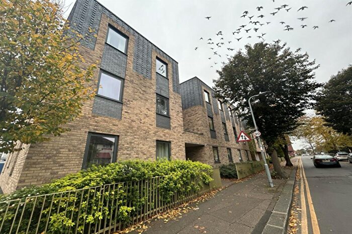 2 Bedroom Flat To Rent In Bedroom Nd Floor Flat In Southend On Sea, SS2