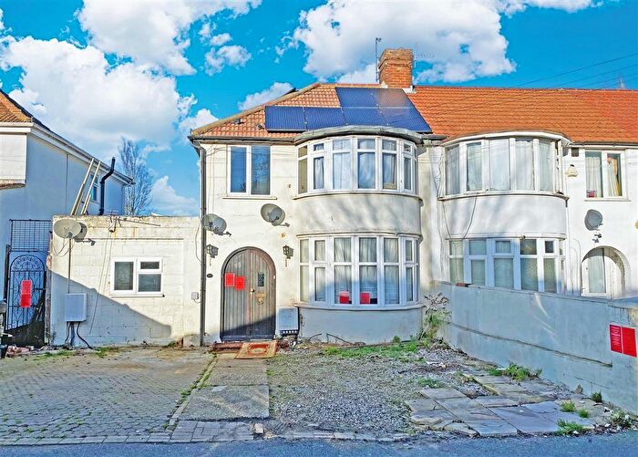 8 Bedroom End Of Terrace House For Sale In Hampshire Avenue, Slough, SL1