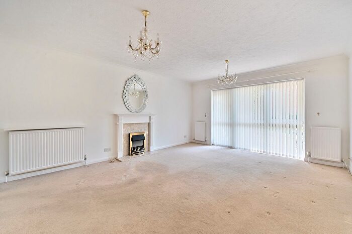 2 Bedroom Flat For Sale In Kings Court, The Avenue, Tadworth, Surrey., KT20