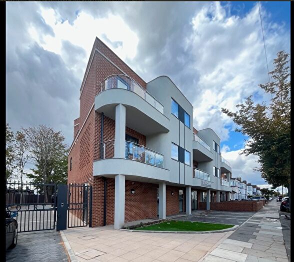 3 Bedroom Flat To Rent In Elitok Court, Rushden Gardens, Ilford, Essex, IG5