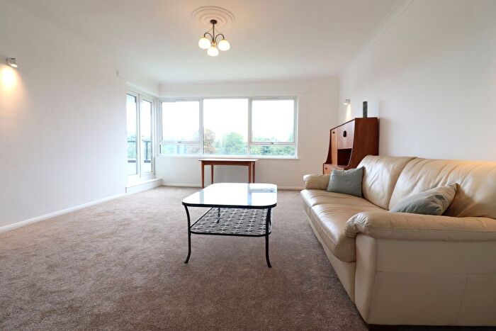 1 Bedroom Flat To Rent In Twickenham Road, Teddington, TW11