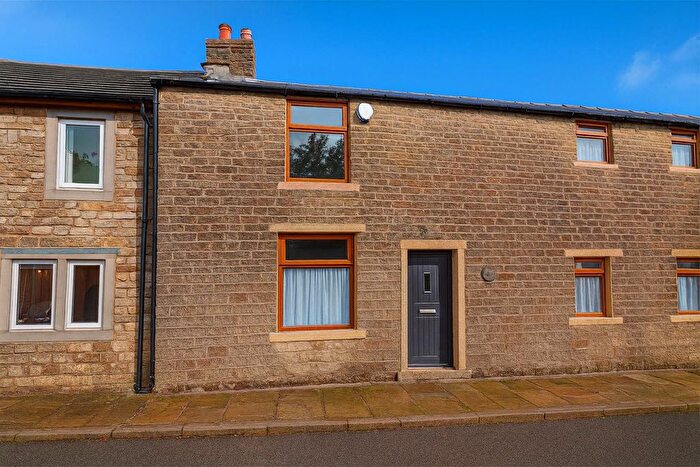 2 Bedroom Cottage To Rent In Blacksnape Road, Hoddlesden, Darwen, BB3
