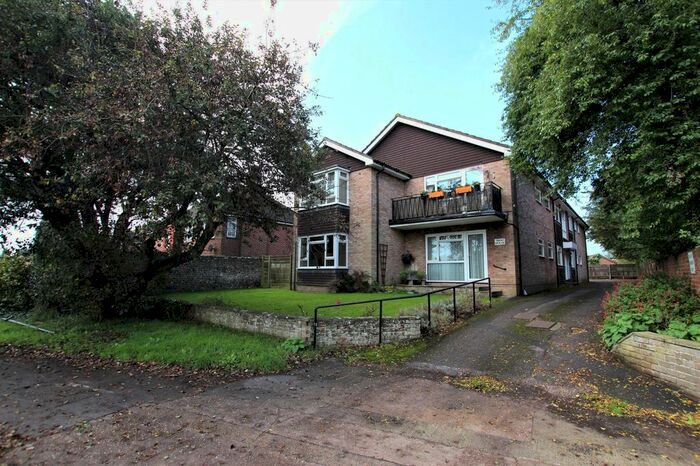 2 Bedroom Flat To Rent In Rectory Road, Worthing, West Sussex, BN14