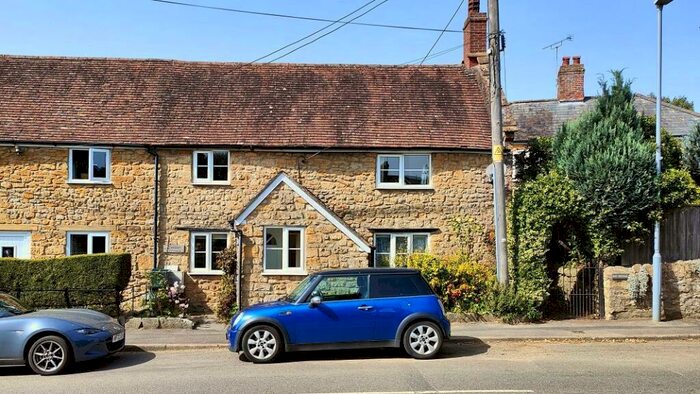 3 Bedroom End Of Terrace House For Sale In Bristol Road Sherborne, DT9
