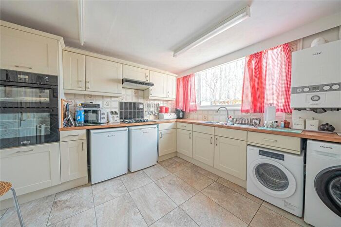 3 Bedroom End Of Terrace House For Sale In Nursery Close, Leeds, LS17