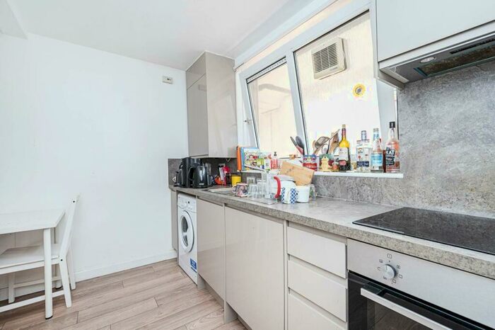 3 Bedroom Flat To Rent In Bow Common Lane, Bow, London, E3