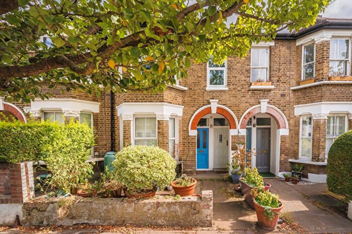 2 Bedroom Flat To Rent In Petersfield Road, Acton, W3