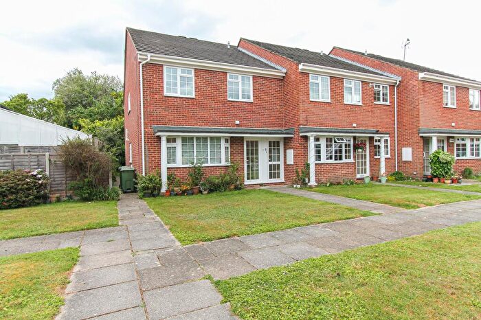2 Bedroom Maisonette For Sale In Bearwood Gardens, Fleet, GU51