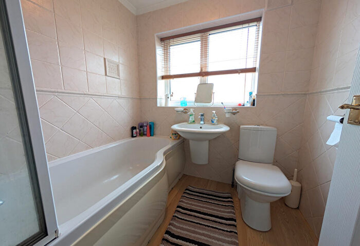 4 Bedroom Detached House For Sale In Moor Croft, Eldwick, Bingley, BD16