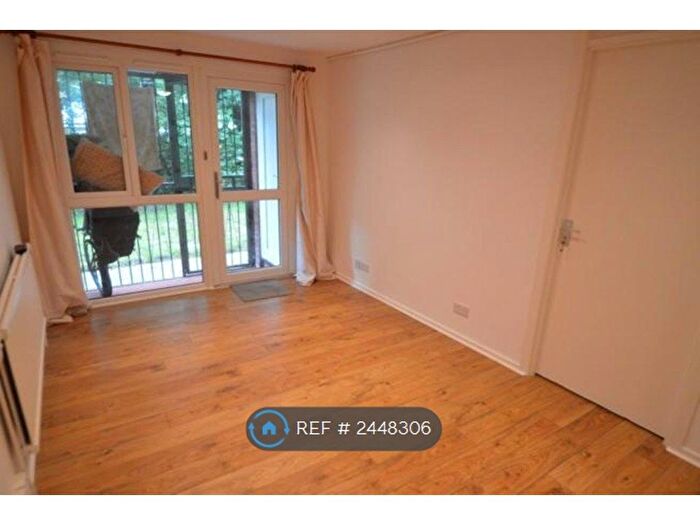2 Bedroom Flat To Rent In Lomond Close, London, N15