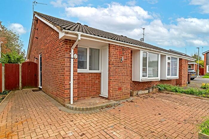 3 Bedroom Semi-Detached Bungalow To Rent In Hunt Close, St. Albans, AL4