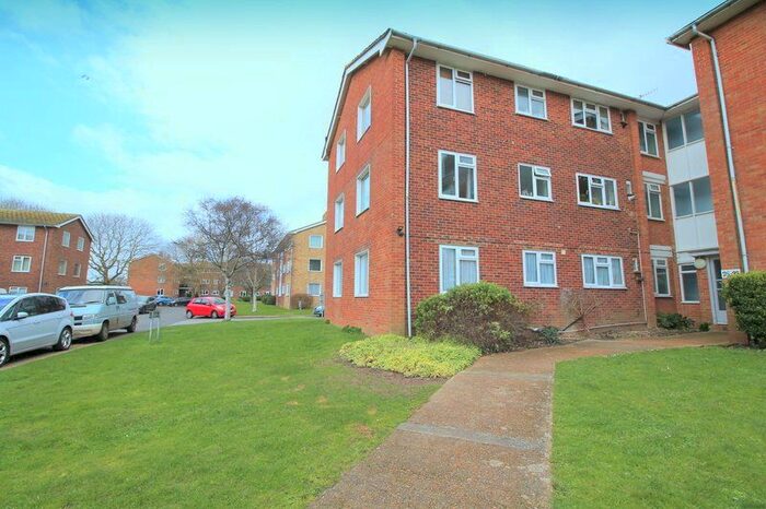 2 Bedroom Flat To Rent In Meadway Court, Southwick, BN42