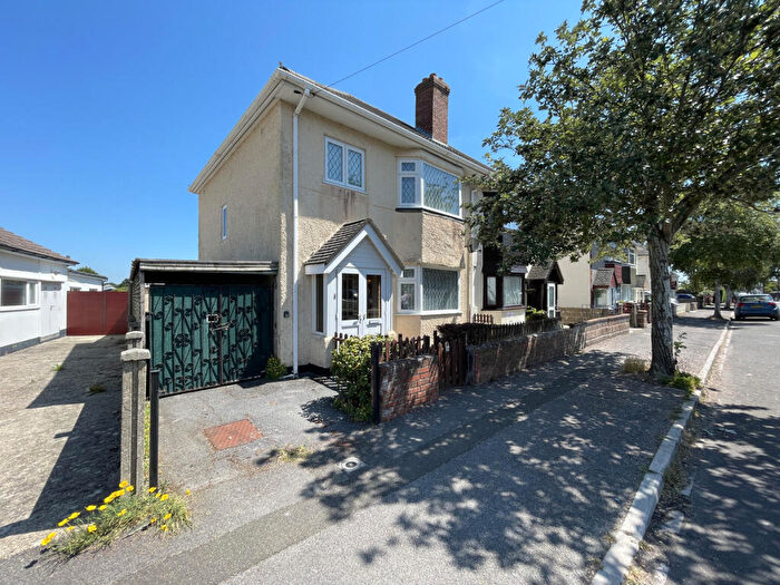 3 Bedroom Semi Detached House For Sale In Glendon Avenue, Bournemouth, BH10