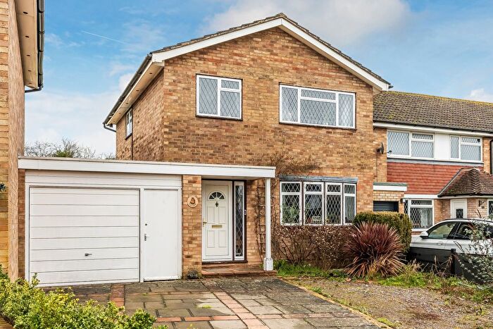 3 Bedroom Link Detached House For Sale In Forge Croft, Edenbridge, Kent, TN8