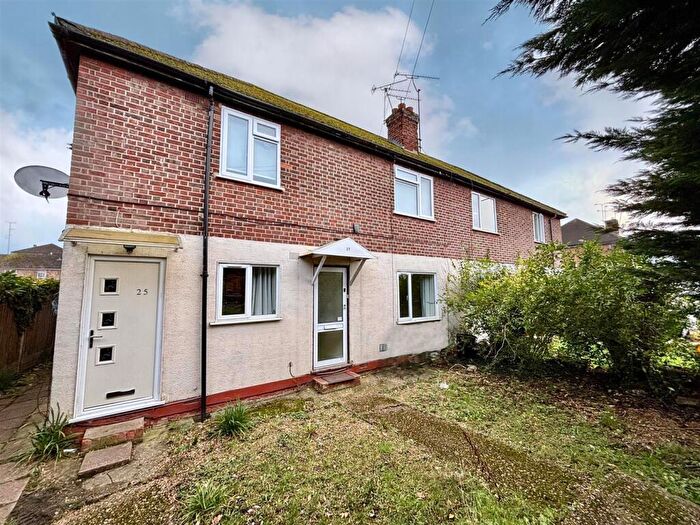 2 Bedroom Maisonette For Sale In Vale Road, Camberley, GU15