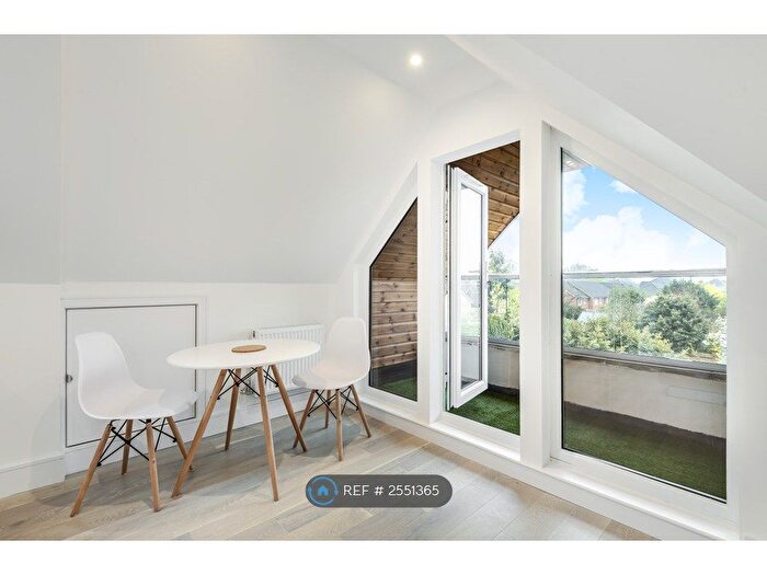 1 Bedroom Flat To Rent In Osborne Road, Egham, TW20