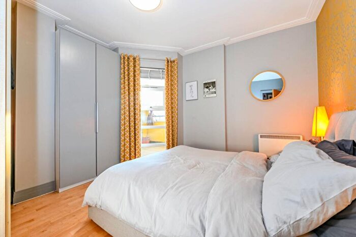 2 Bedroom Flat For Sale In Drayton Park, Arsenal, London, N5