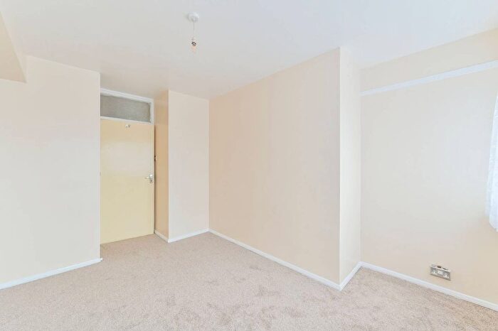 2 Bedroom Flat To Rent In Marchwood Close, Camberwell, London, SE5