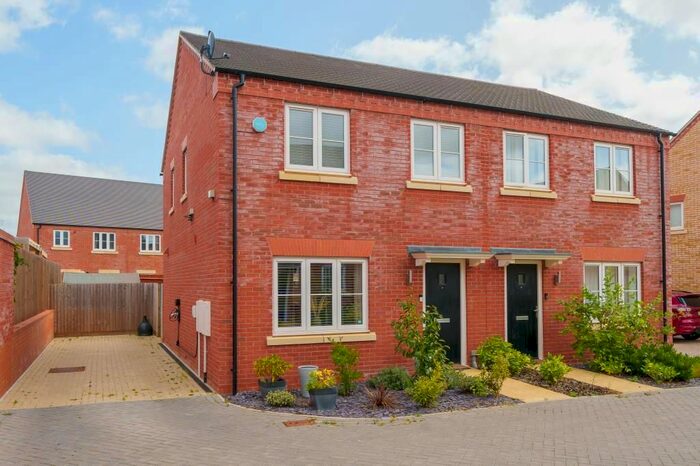 3 Bedroom Semi-Detached House To Rent In Whitcliffe Close, Bicester, OX26