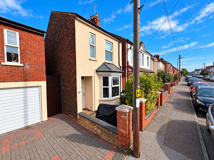 3 Bedroom Detached House For Sale In Western Road, Bletchley, MK2
