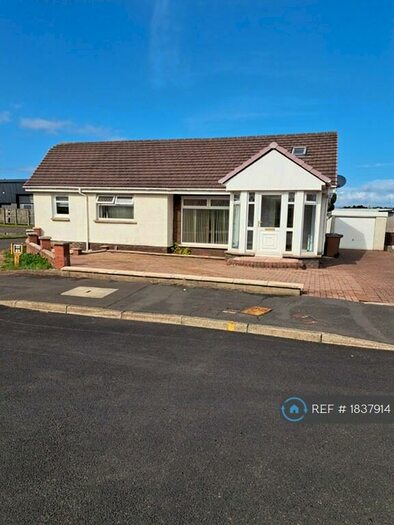 4 Bedroom Bungalow To Rent In Carson Drive, Irvine, KA12