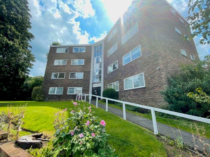 2 Bedroom Apartment To Rent In Crescent Rise, London, N3