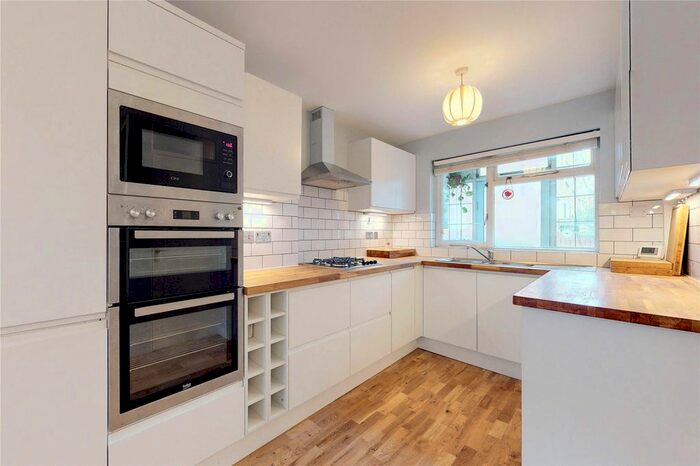 3 Bedroom Flat To Rent In Templeton Close, London, N16