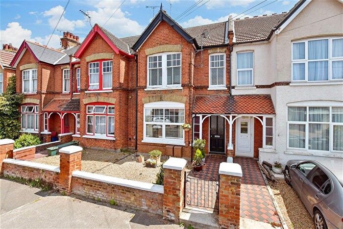 2 Bedroom Flat For Sale In Douglas Road, Herne Bay, Kent, CT6