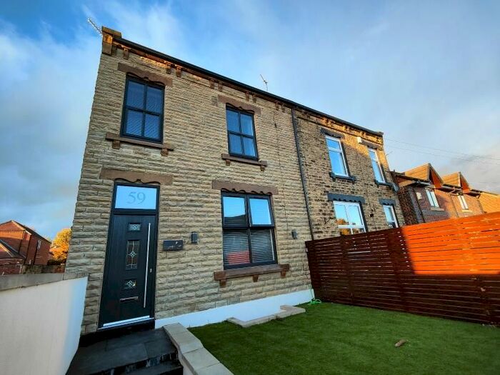3 Bedroom Property To Rent In High Street, Ossett, WF5