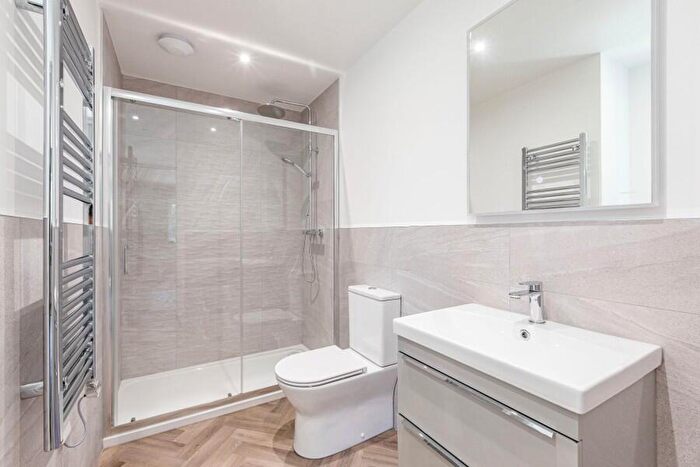2 Bedroom Apartment To Rent In West Byfleet, Surrey, KT14