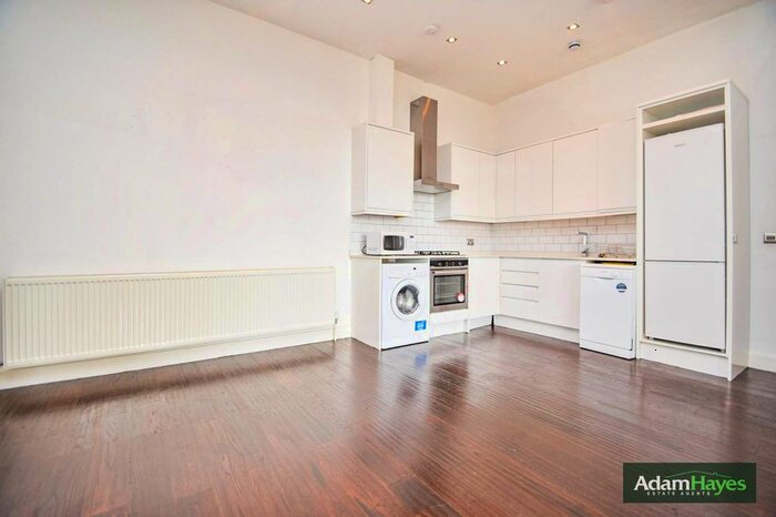 4 Bedroom Flat To Rent In Ballards Lane, North Finchley, N12