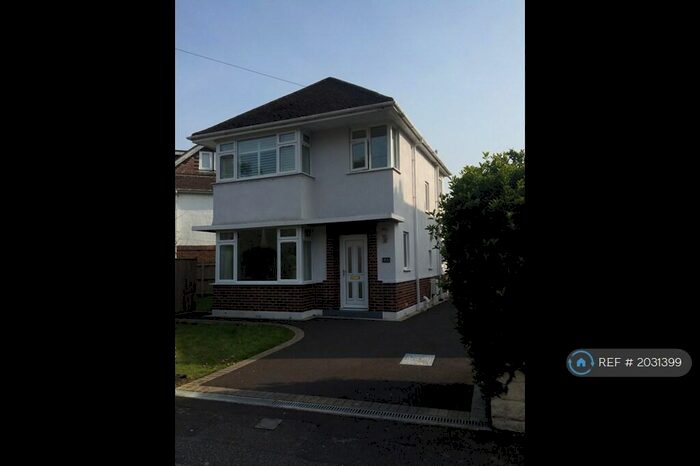 3 Bedroom Detached House To Rent In Jumpers Road, Christchurch, BH23