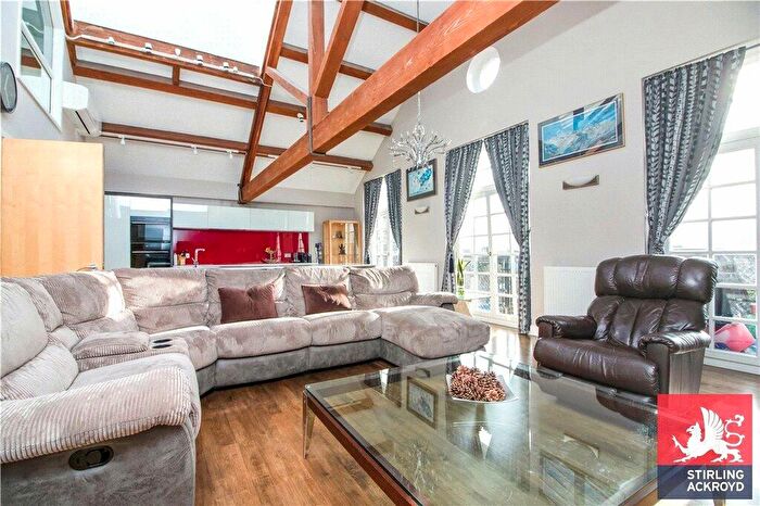 3 Bedroom Penthouse To Rent In Tottenham Road, London, N1