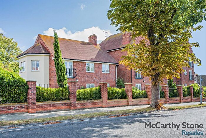 2 Bedroom Flat For Sale In Victoria Gardens. Raglan Road, Frinton-On-Sea, Essex, CO13